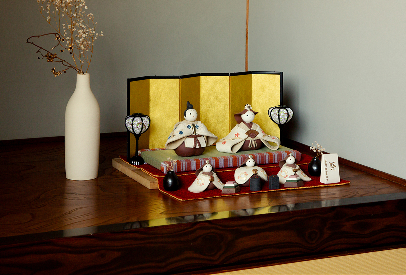 収納棚に飾って和の趣を楽しむ。