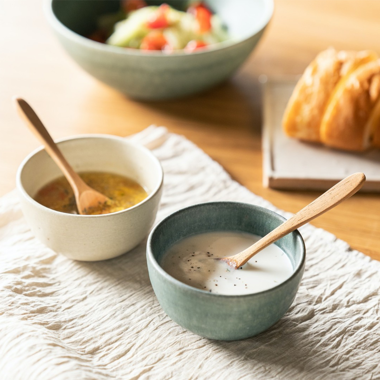 新生活の食卓に陶器の深皿に入ったスープが並んでいる