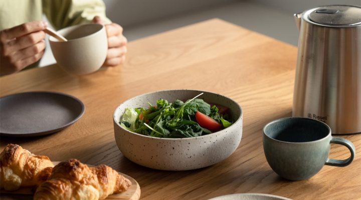 テーブルに並べられた冬季の器と料理