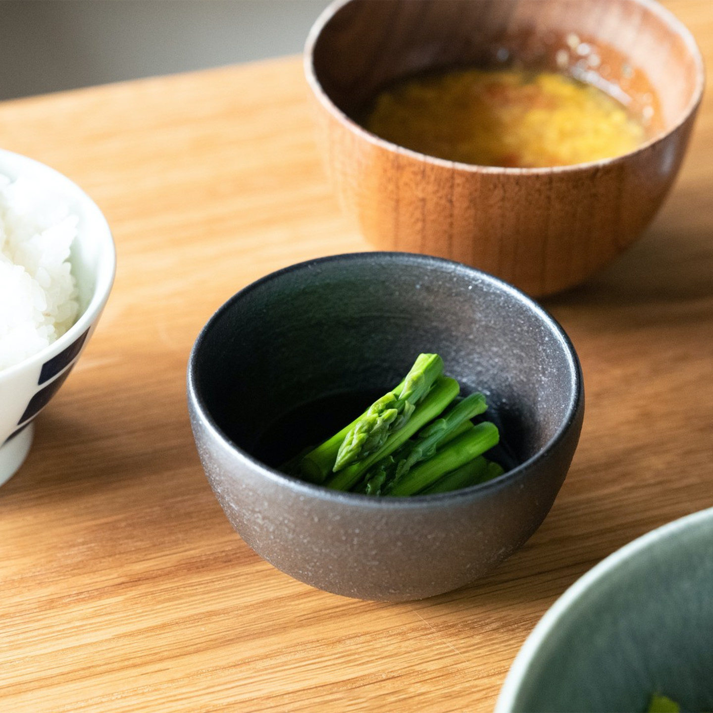 陶器の器に盛り付けた料理が並ぶ新生活の食卓