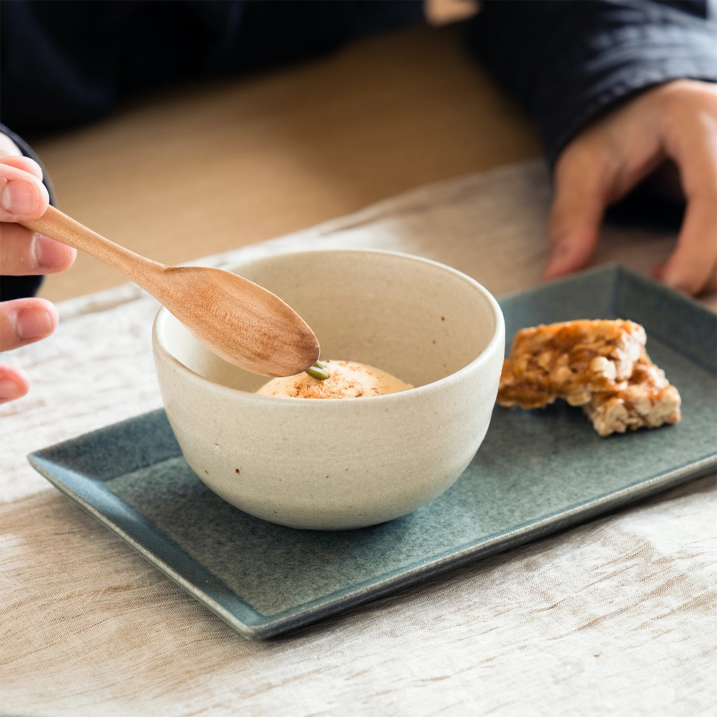 陶器の器に盛り付けたアイスクリームと焼き菓子