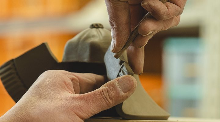 職人の手仕事から生まれる五月人形の陶器の兜