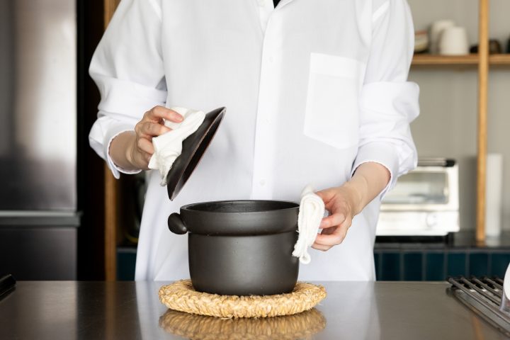 信楽焼の土鍋でご飯を炊いている人