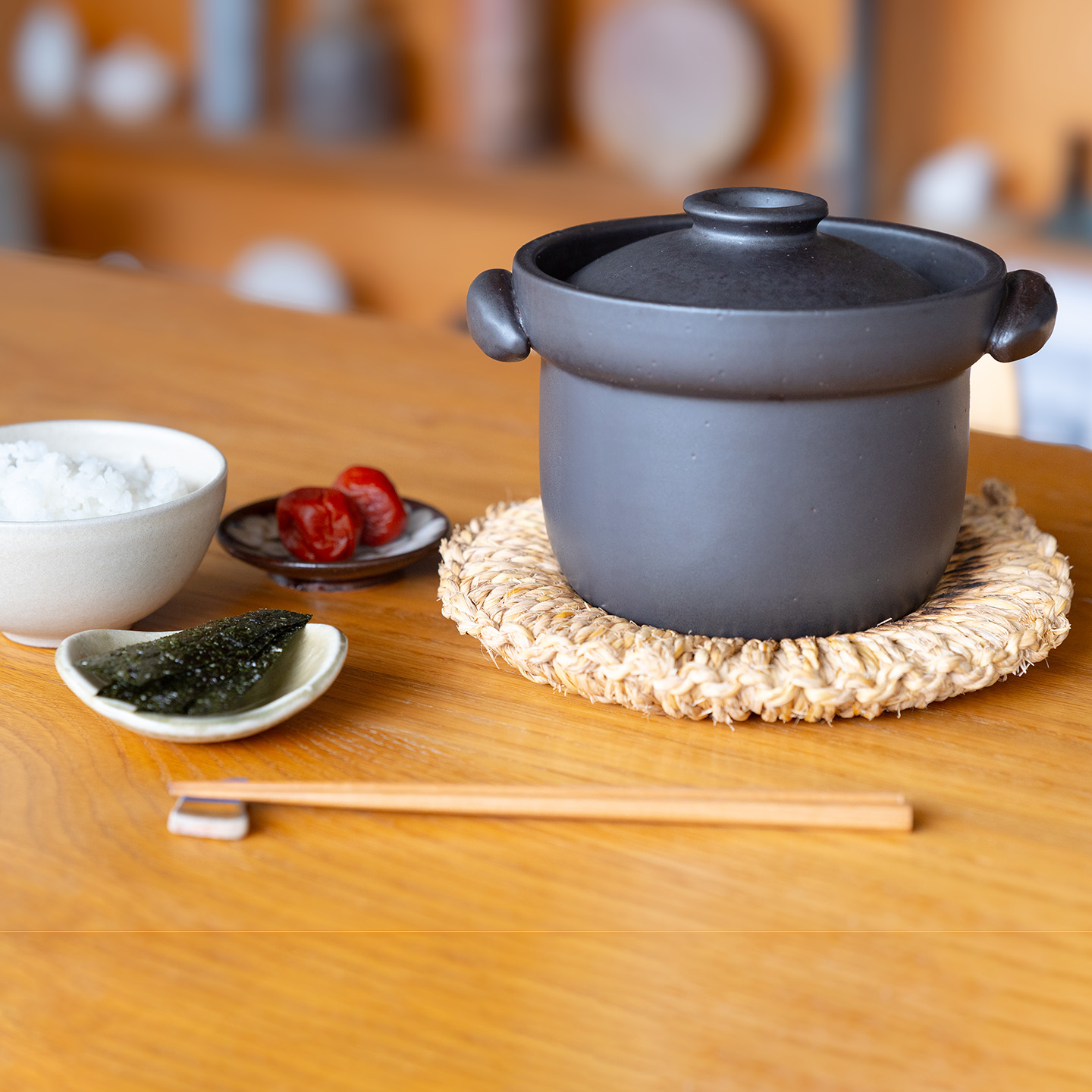 食卓に並んだごはん土鍋と美味しい食事