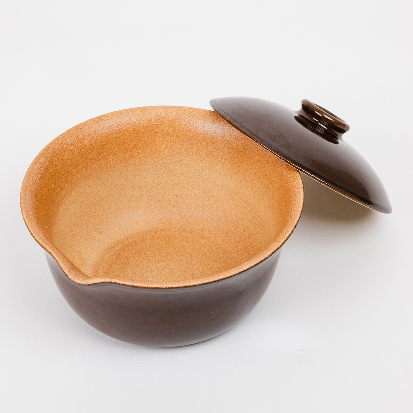 フタを外した状態の陶器製レンジ蒸し鉢