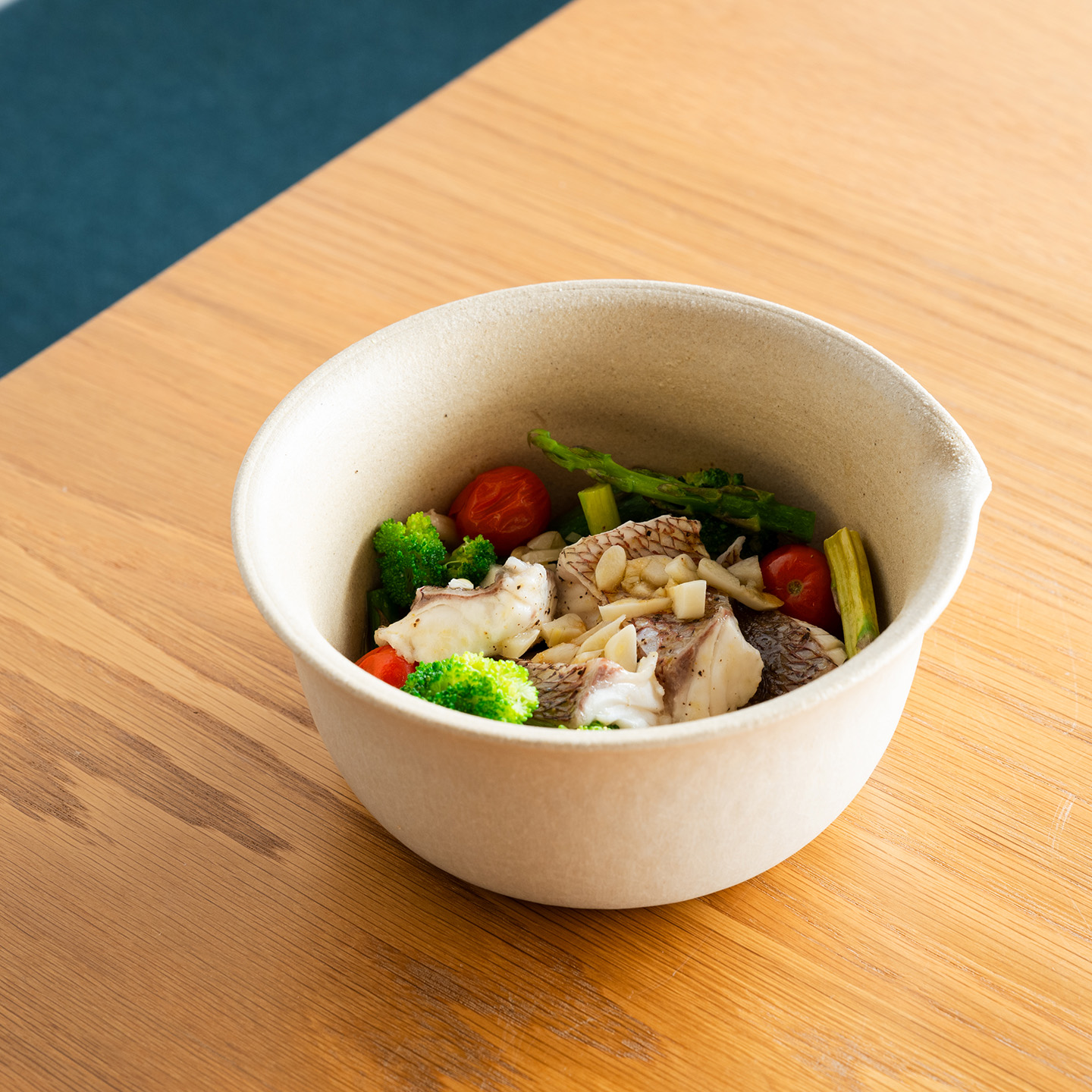 信楽焼のレンジ蒸し鉢で色とりどりの野菜と魚を蒸したイメージ