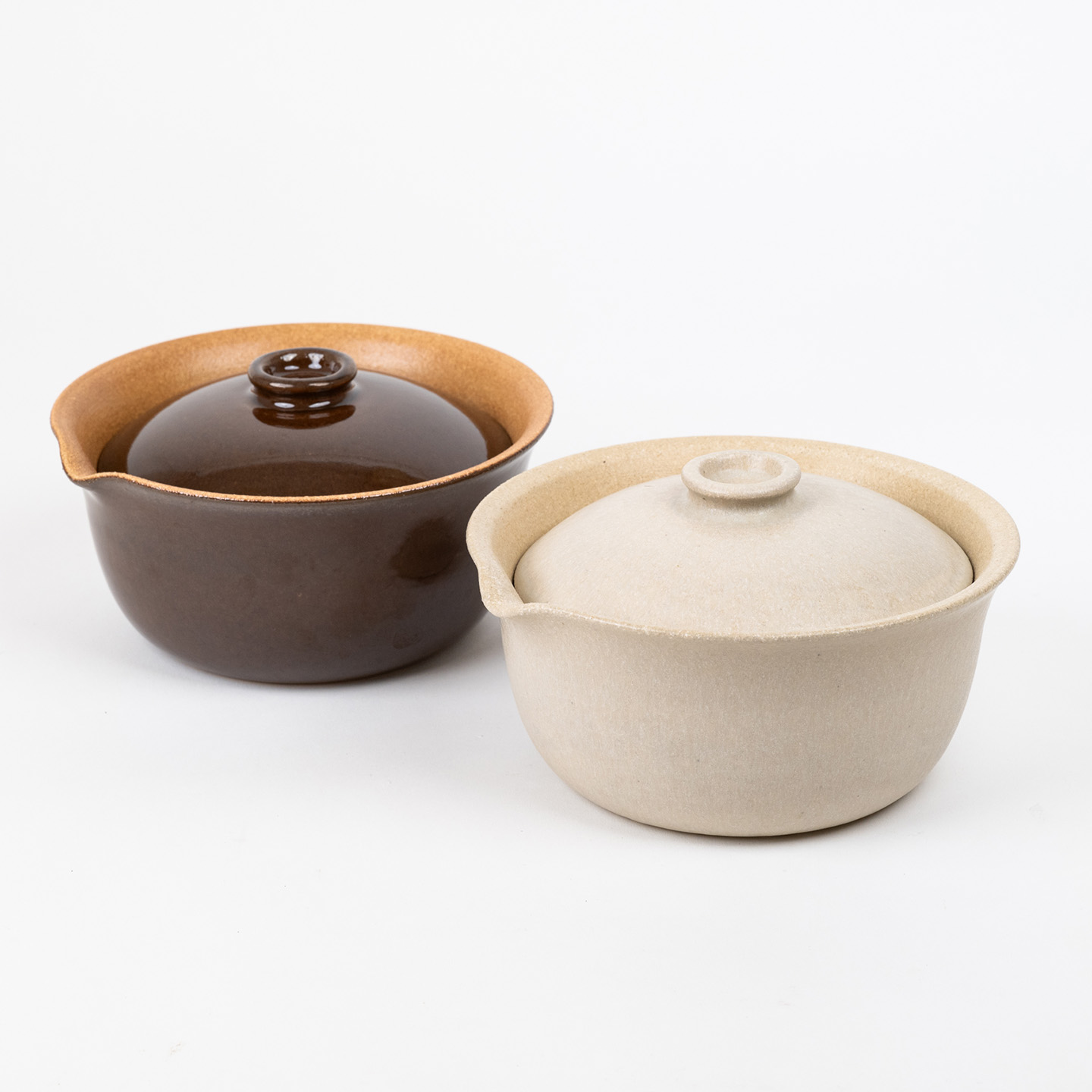 信楽焼のレンジ蒸し鉢2色。艶のある飴色と、素朴な生成りの2種類が並んでいる様子