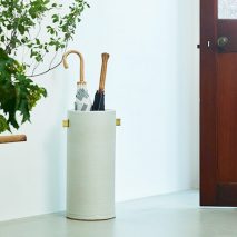 シンプルに整える、陶器の傘立て