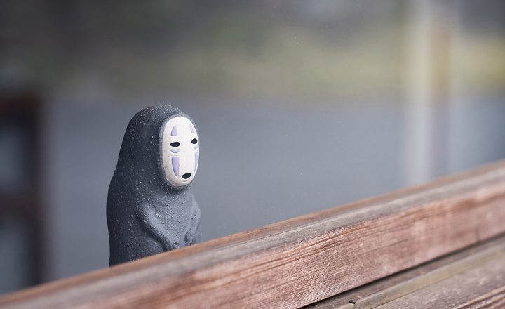 信楽焼のカオナシが窓か外を見ている