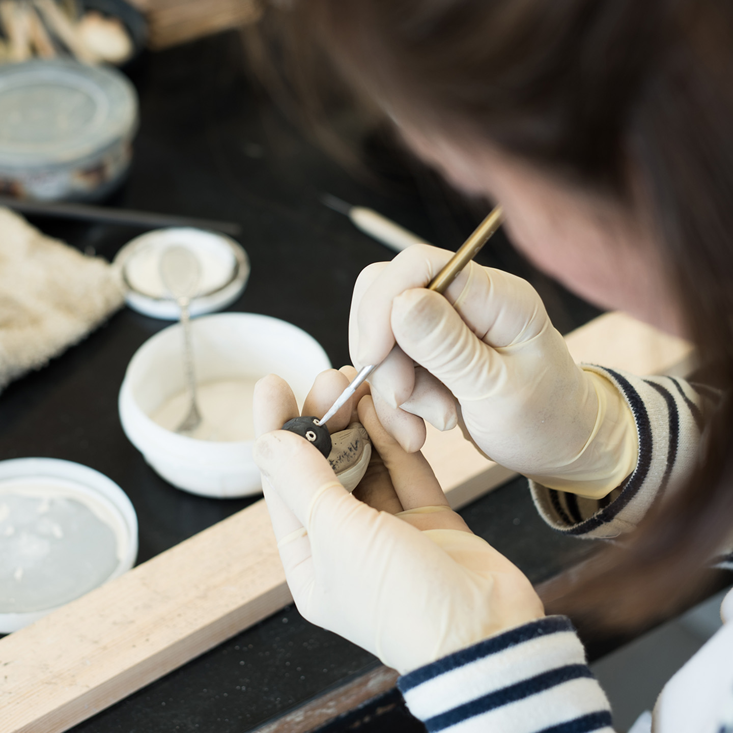 信楽焼 トトロ箸置き4点セットを手作業で絵付けする様子