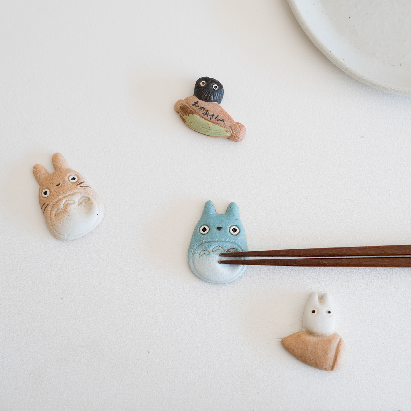 信楽焼 トトロの箸置きセット（4種）を食卓に並べたイメージ