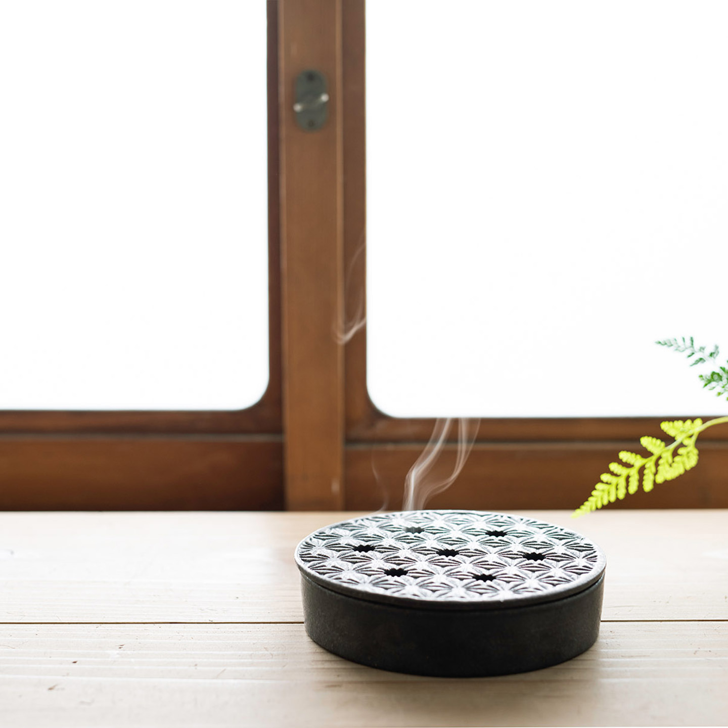 陶器の蚊遣り器を家の縁側で使っている