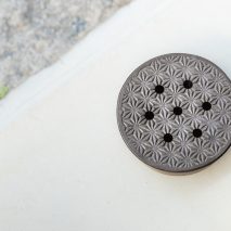 静かな夏を彩る、陶器の蚊遣り
