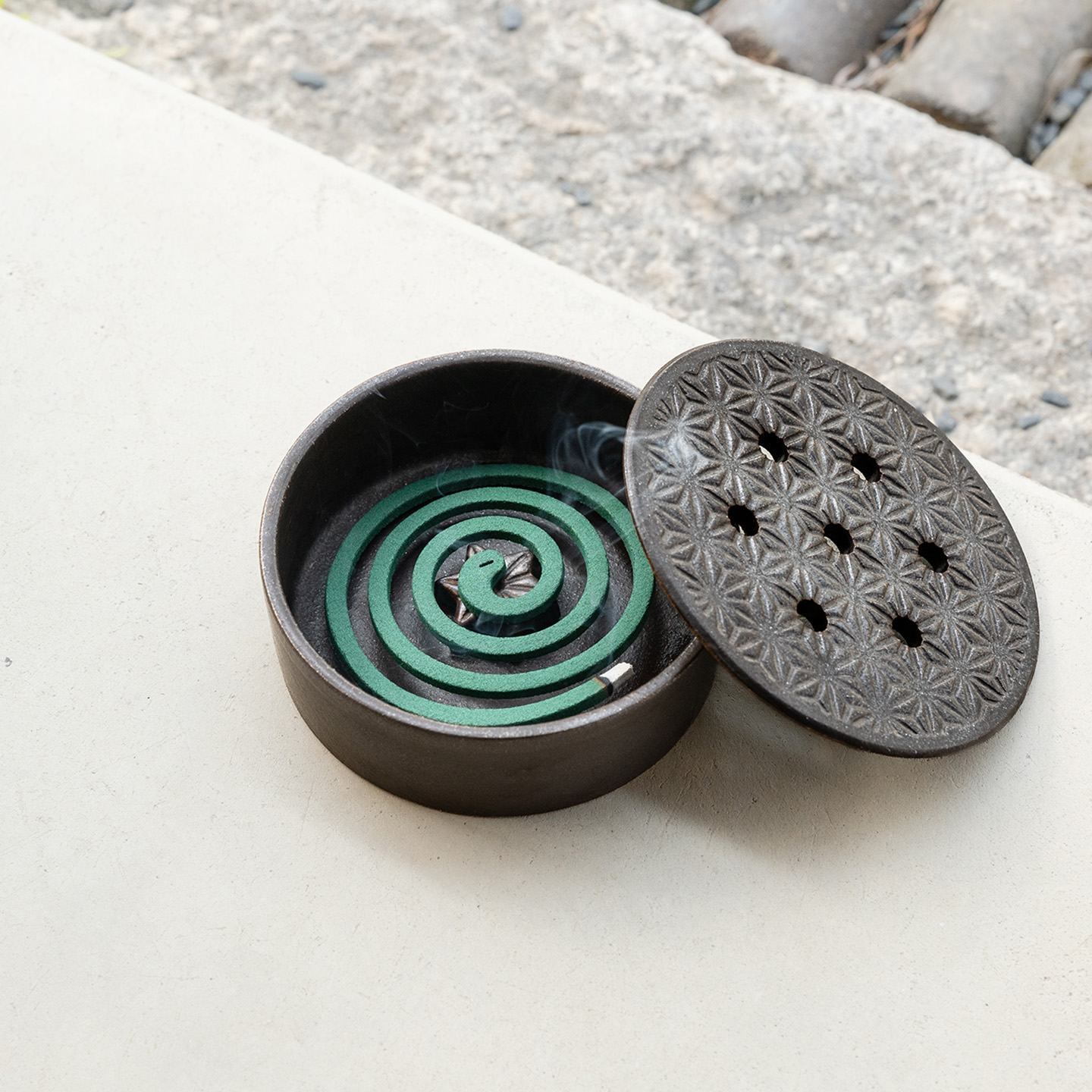 陶器の蚊遣り器に標準の蚊取り線香をセットし使用している