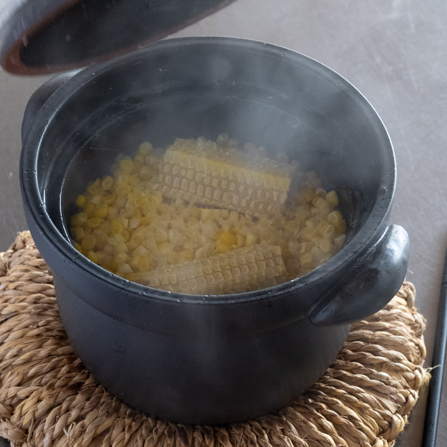 炊きたてのとうもろこしご飯。ふわっと立ちのぼる湯気と甘い香り