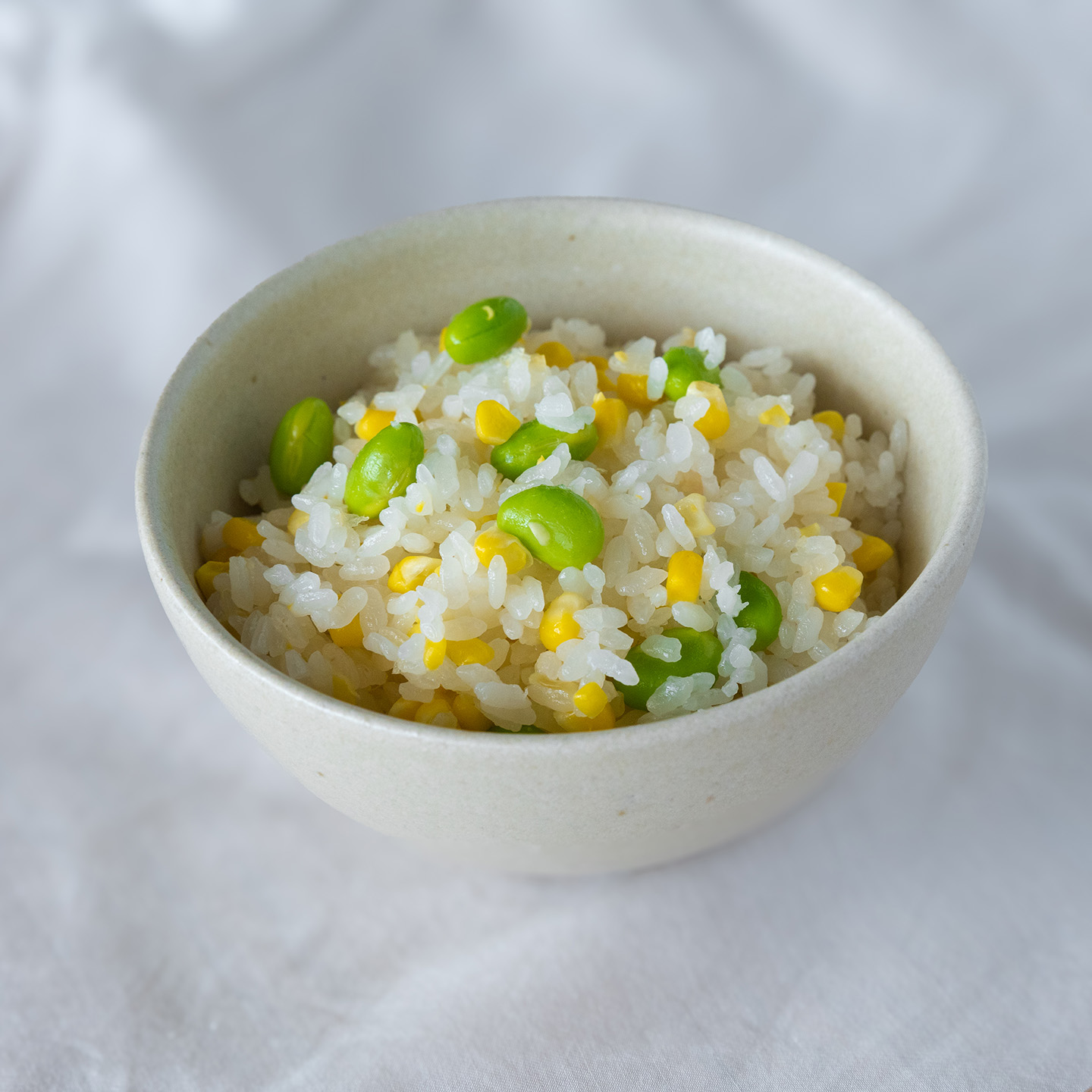 とうもろこしと枝豆の彩りが美しい炊き込みご飯。TEIBAN WAREのお茶碗に盛り付けて