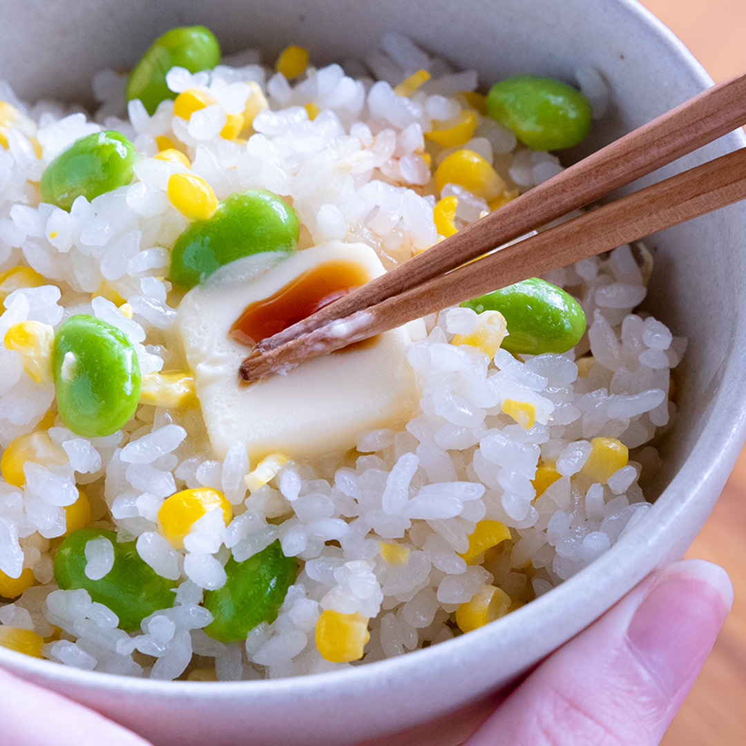 炊き込みご飯の上でとろけるバターと、ほんの少しの醤油。仕上げのご褒美トッピング