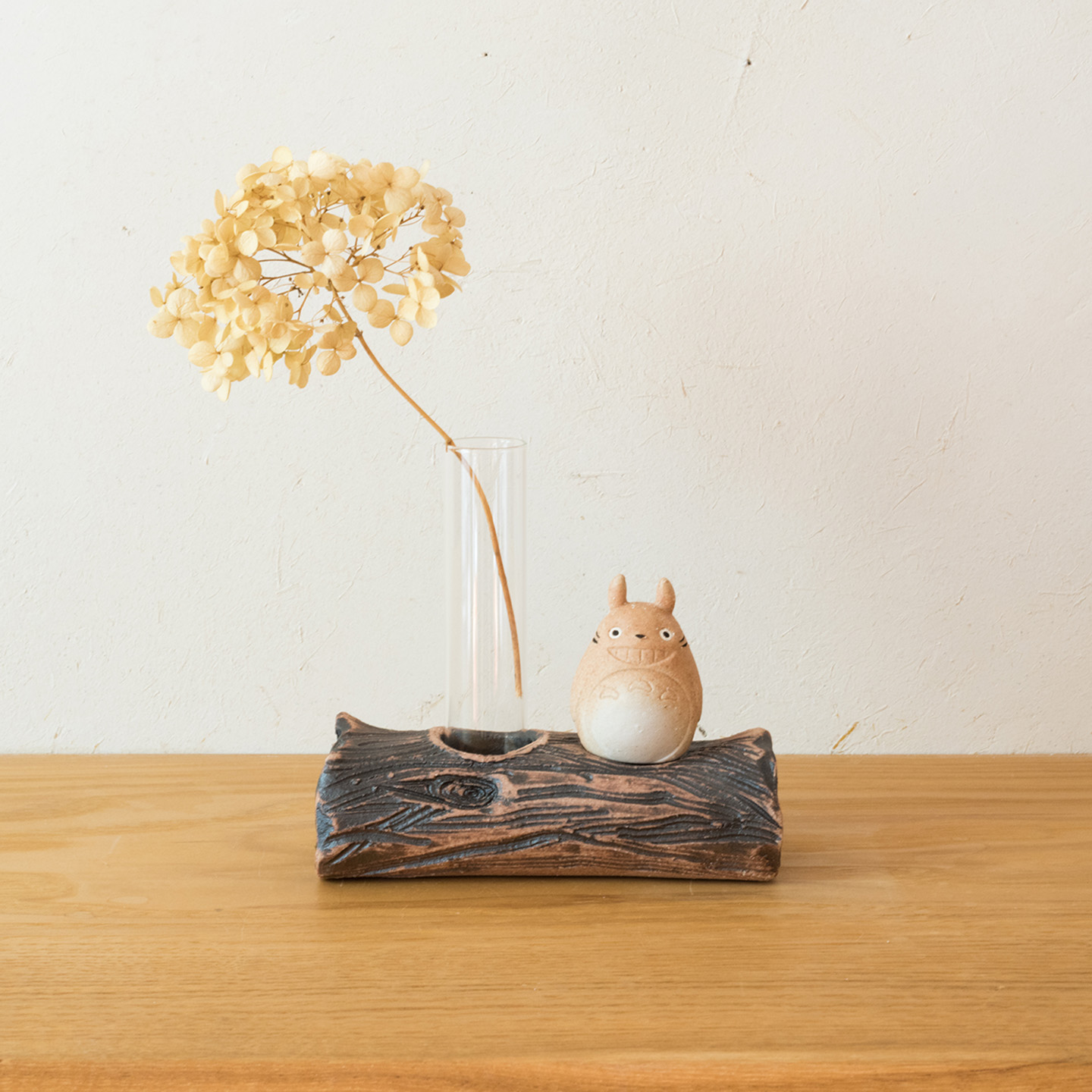 信楽焼 トトロ付き花器と一輪挿しのディスプレイ