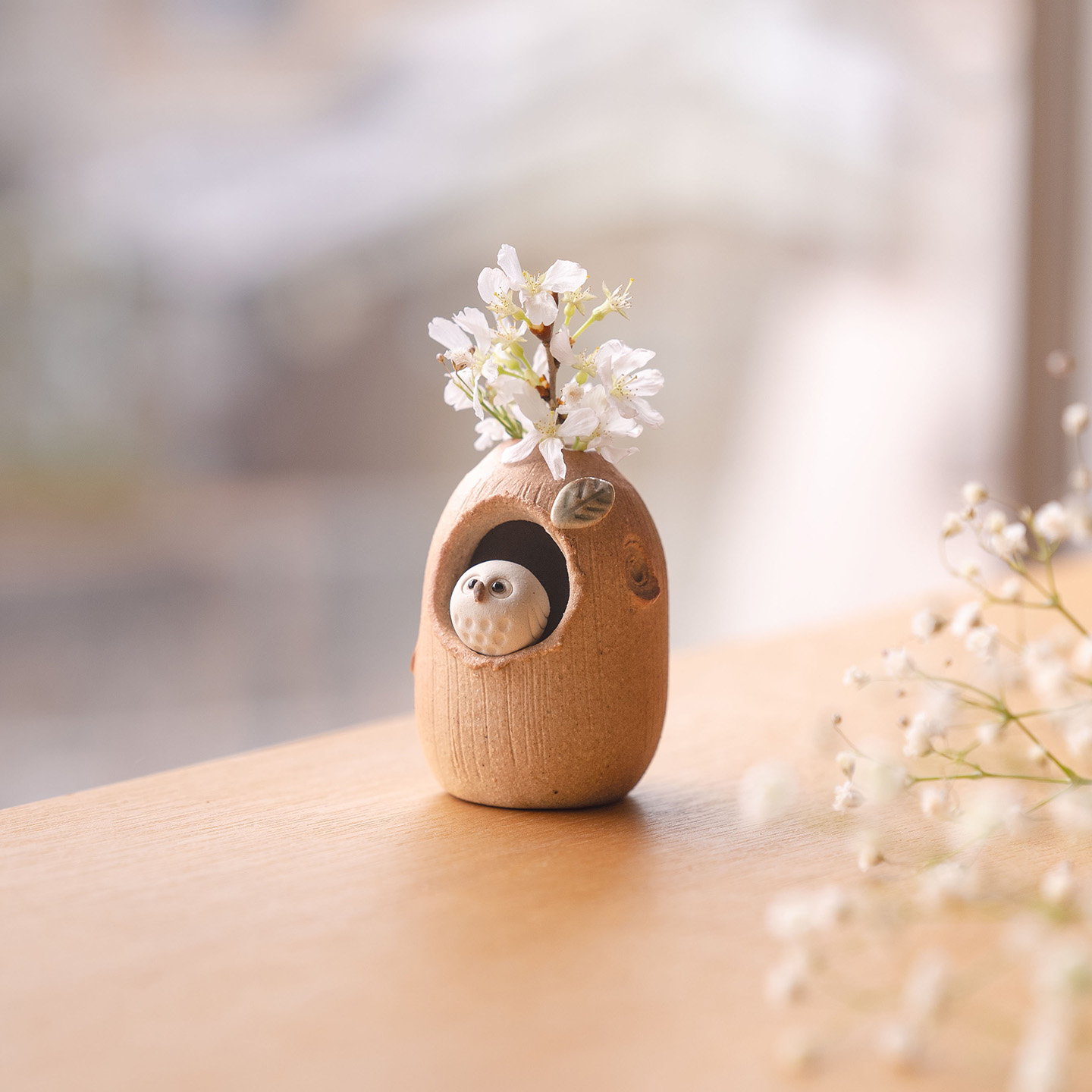 小窓から白ふくろうがのぞく癒しのミニ花入