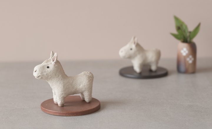 2026年干支「仔うま」をプレートの上にのせて