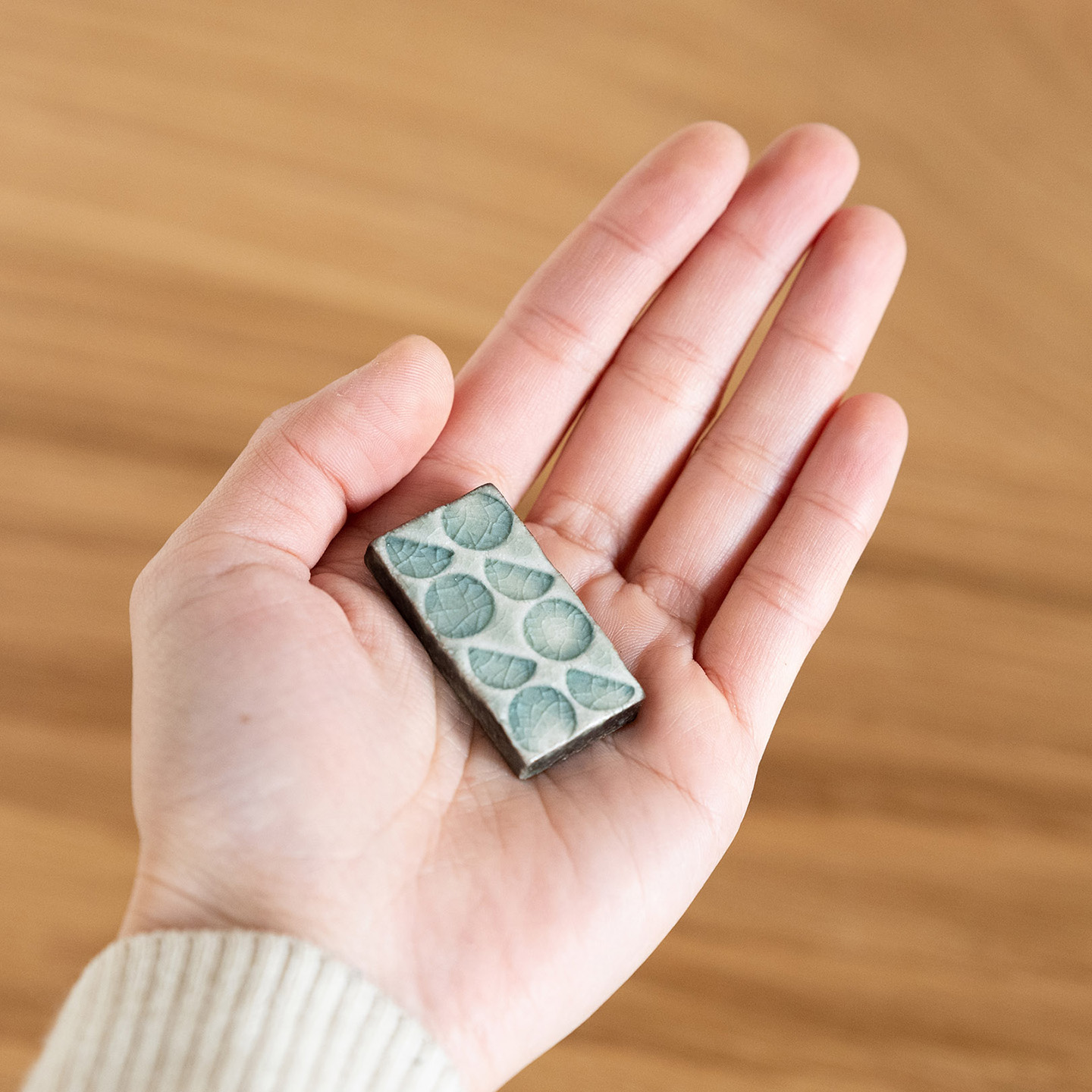 独自の柄と艶が印象的な陶器の箸置き