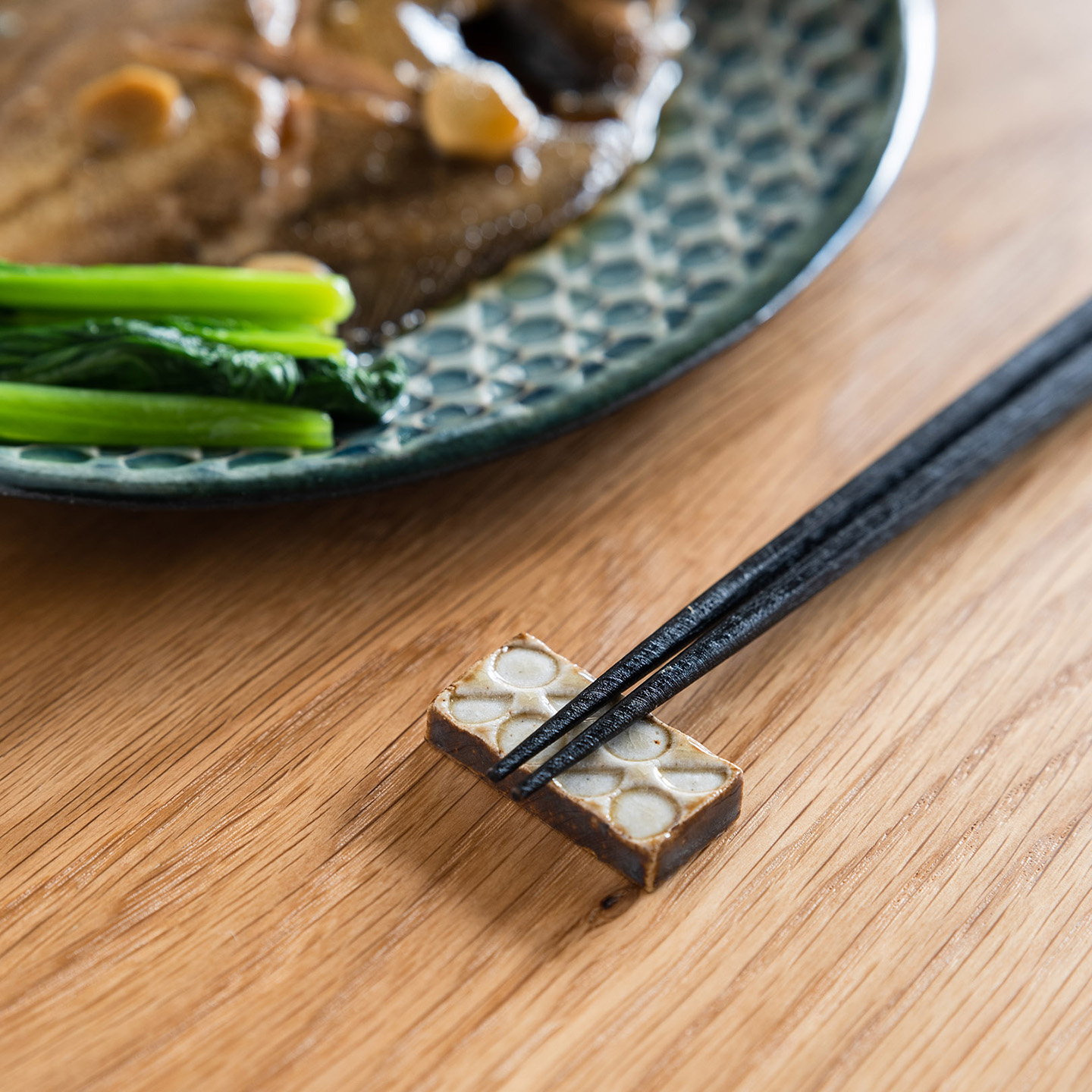 どこか懐かしい雰囲気の日と月の箸置き