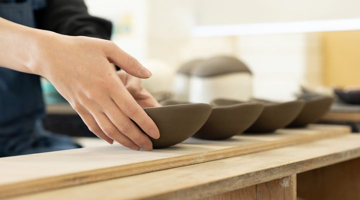 器をつくる女性の手元