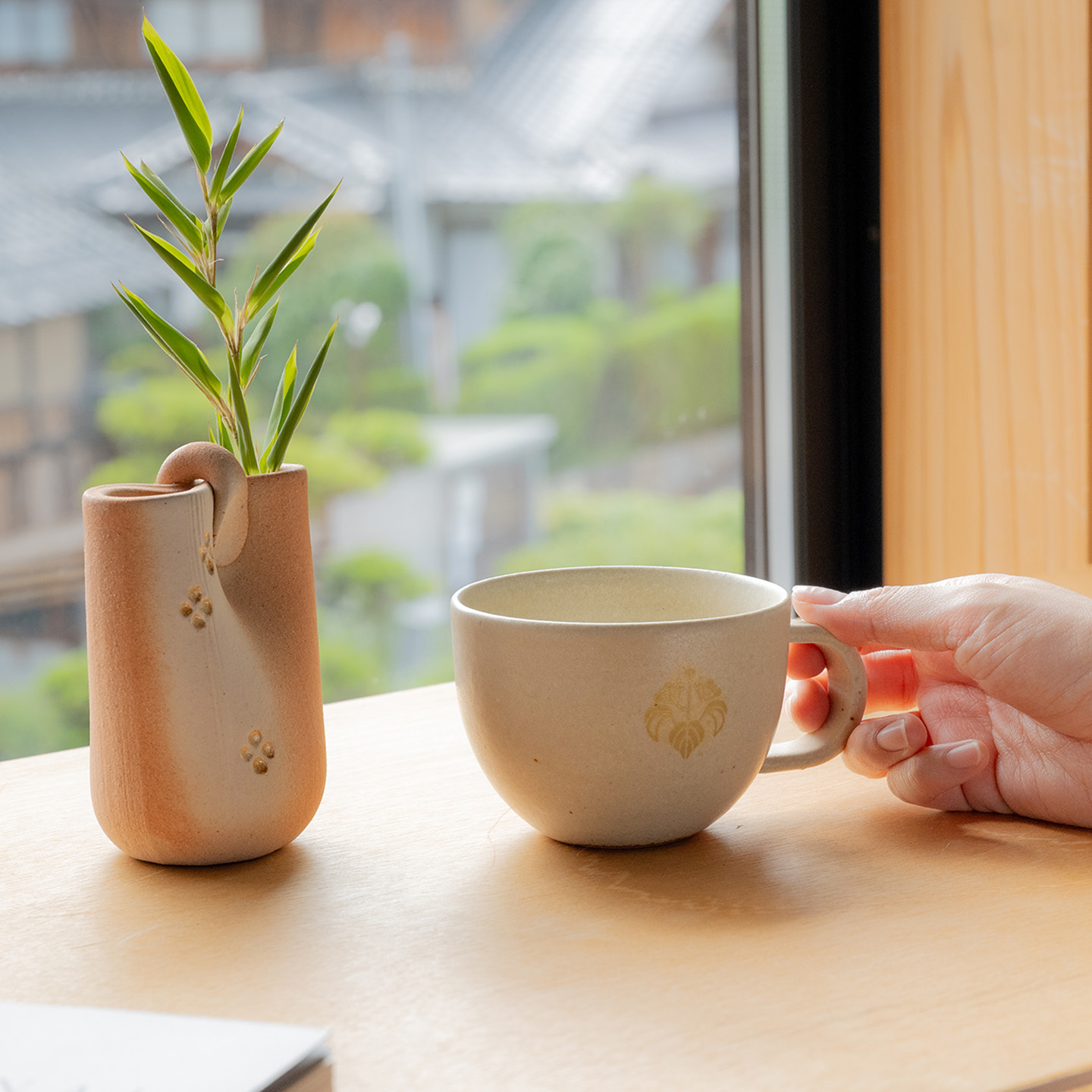 母の日ギフトにおすすめな陶器の小さな花入と花個紋入りのマグカップのセット