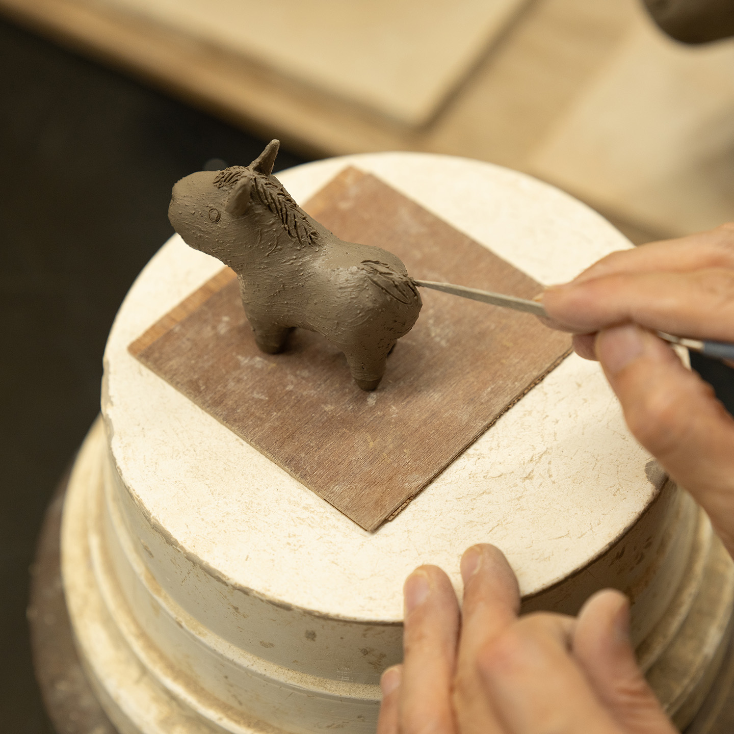 小さな仔午の尻尾も一つひとつ職人が手作業で描いています