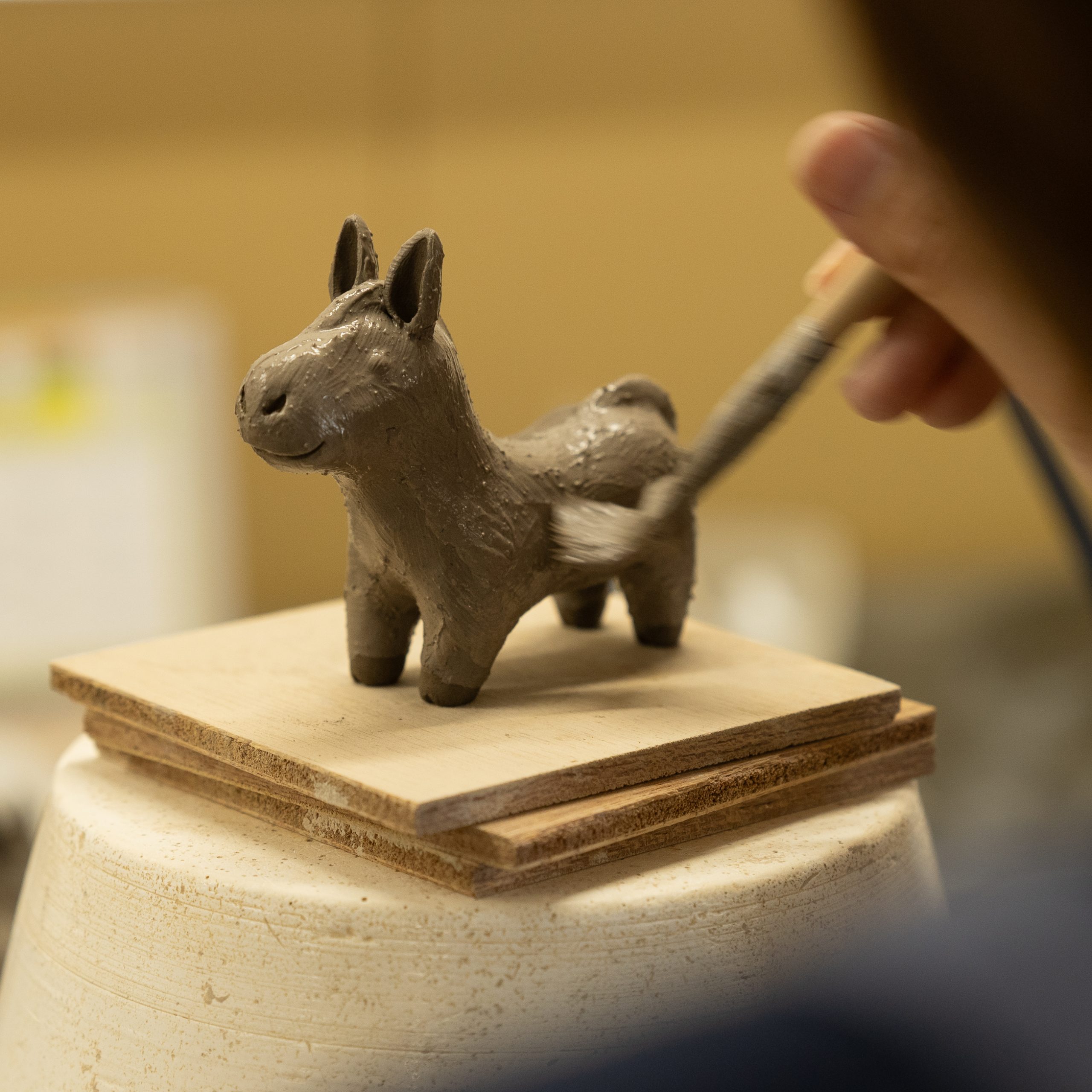 2026年干支置物「午」の白のたを塗っているシーン