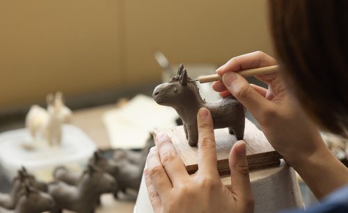 2026年干支置物「午」を制作しているシーン