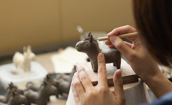 2026年干支置物「午」を制作しているシーン