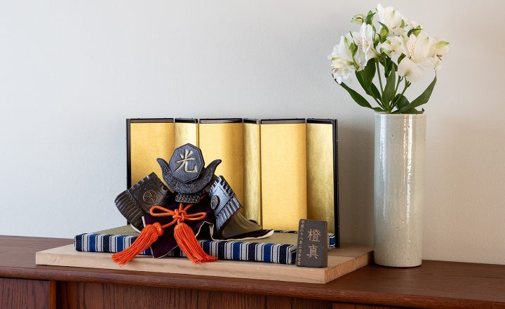 チェストの上に飾っている兜と花入