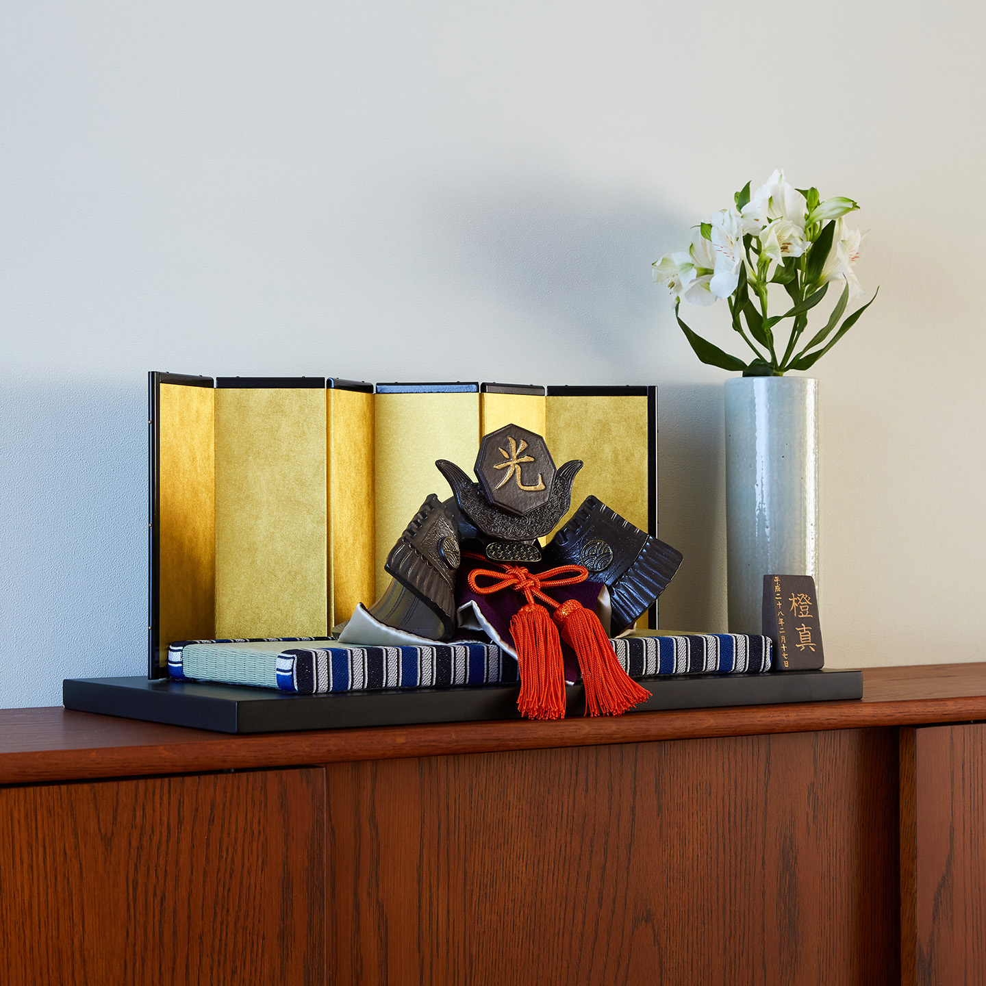 オプションの黒台を組み合わせたいわい兜