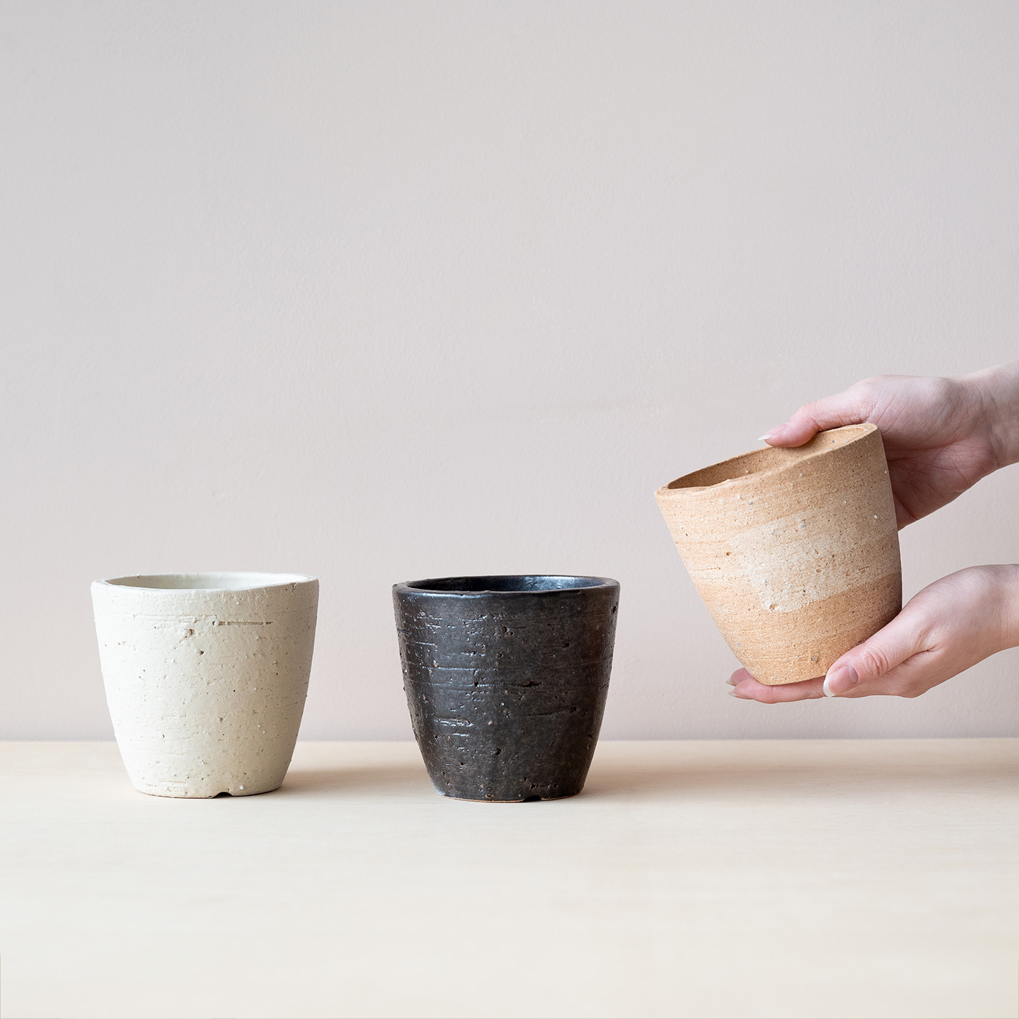 手のひらに収まるコンパクトな陶器の植木鉢