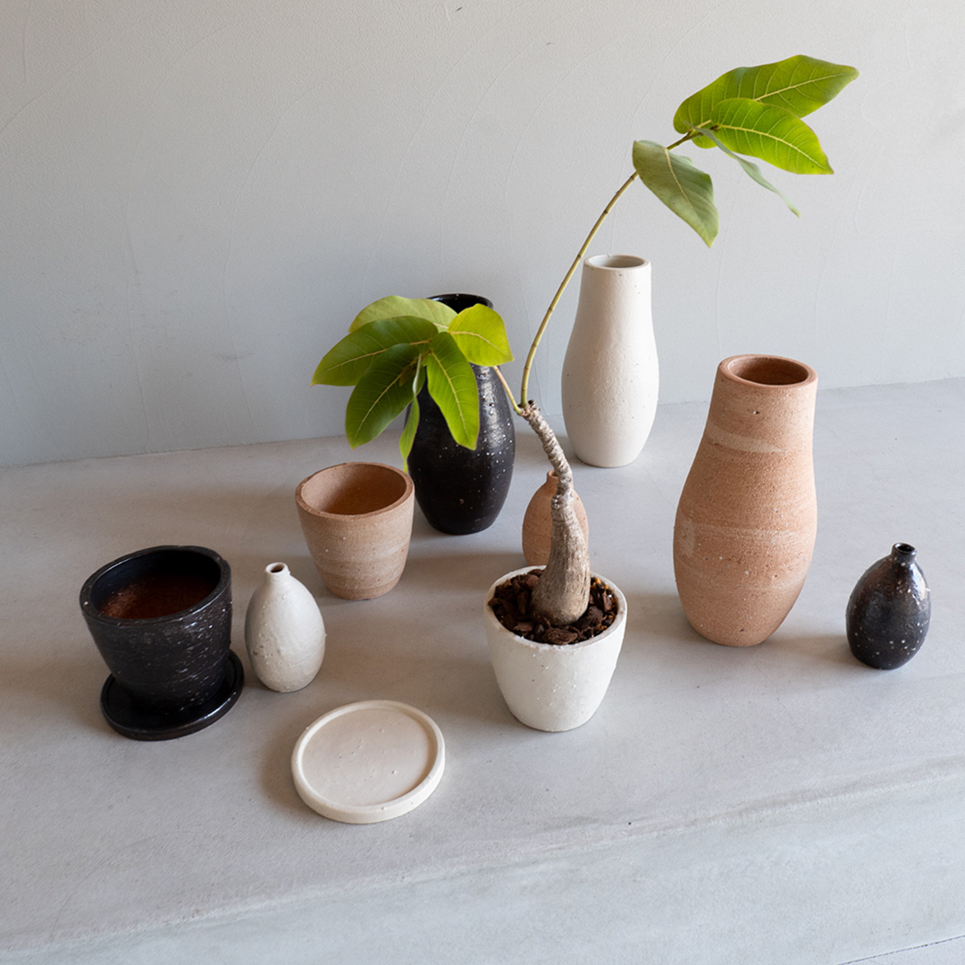 HIBIシリーズの植木鉢と花入を並べたコーディネート写真