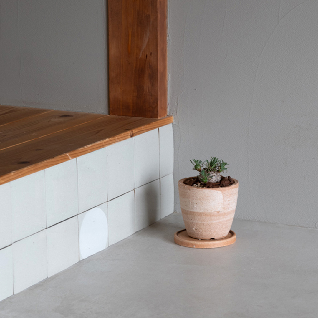 緋色のHIBI植木鉢を空間に飾ったインテリアイメージ写真