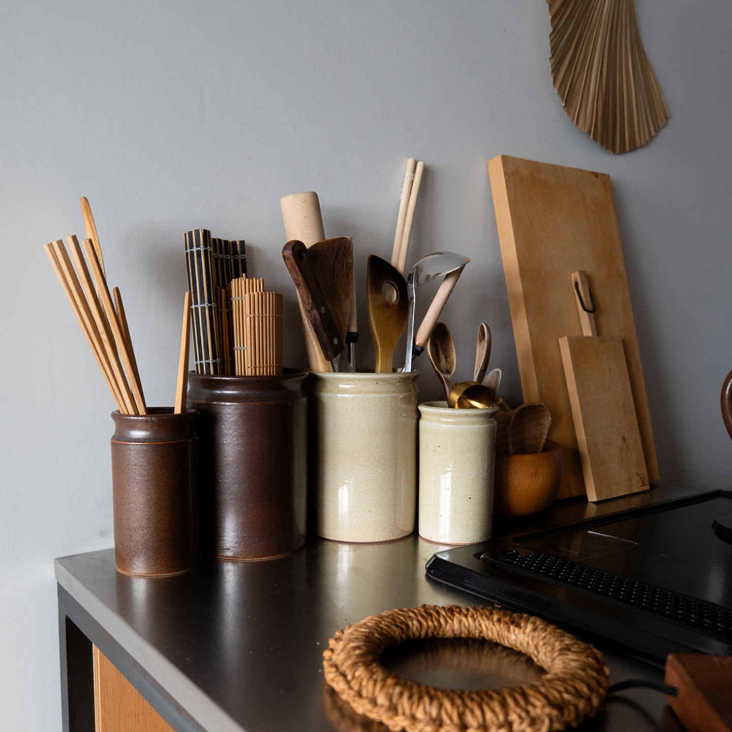 おたまや菜箸を立てて収納した明山のツールスタンド