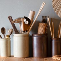 キッチンツールをすっきり整える、陶器のツールスタンド