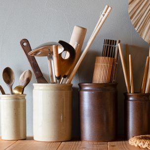 キッチンツールをすっきり整える、陶器のツールスタンド