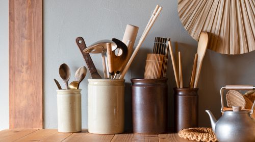 キッチンに置かれた明山の陶器のツールスタンド