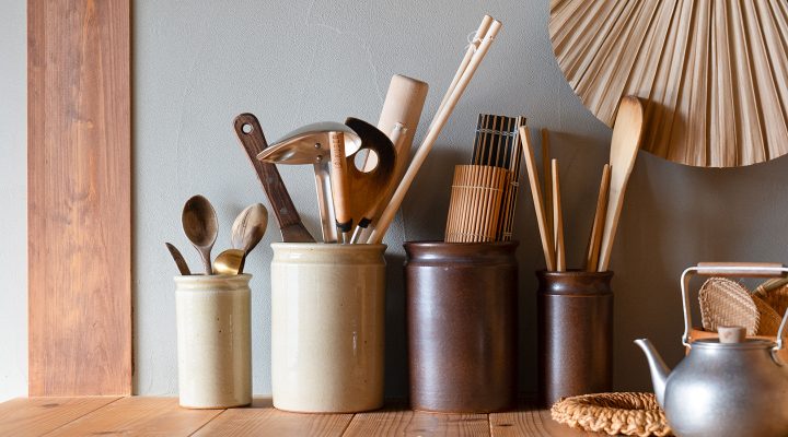 キッチンに置かれた明山の陶器のツールスタンド