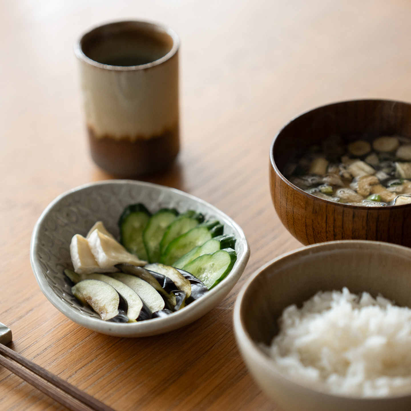 陶器の浅型ぬか壺で漬けたぬか漬けのある食卓