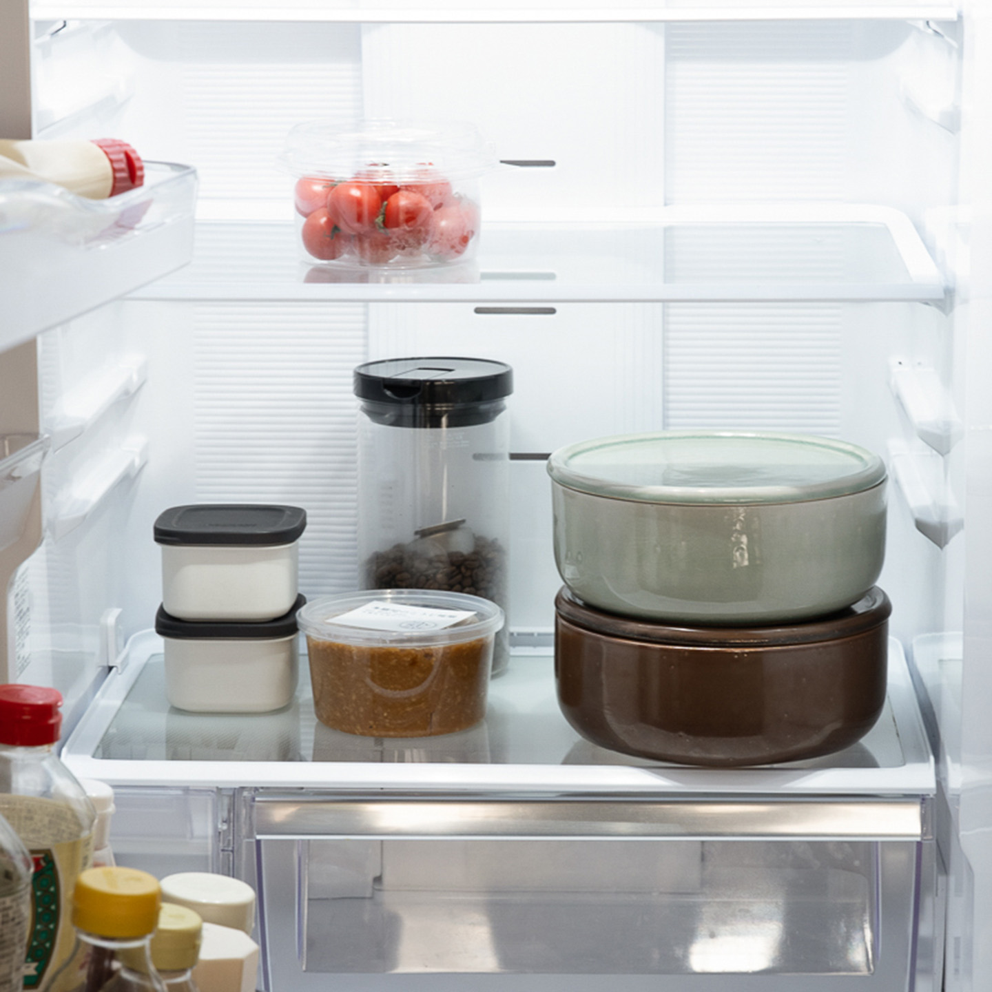 冷蔵庫に収納されているコンパクトな浅型ぬか壺