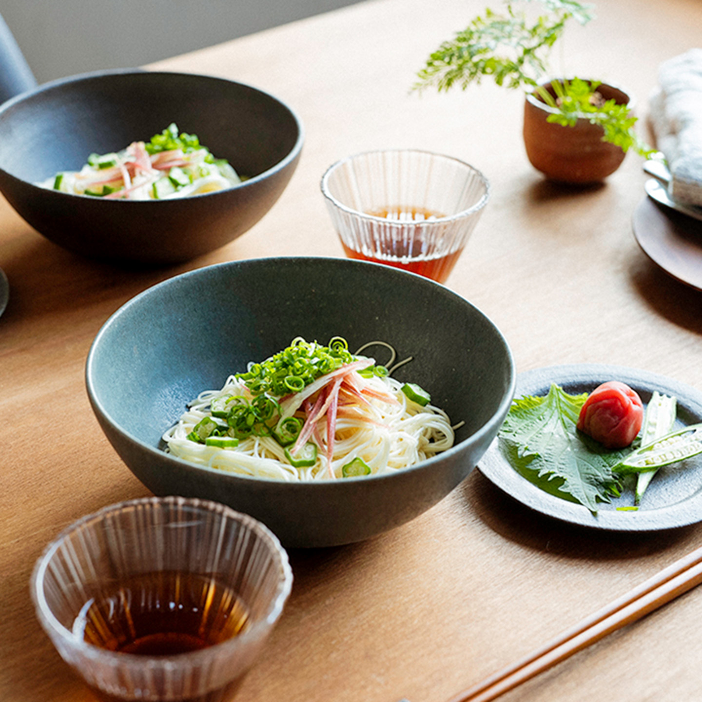 信楽焼の深鉢にそうめんを盛りつけた、初夏の軽やかな食卓風景