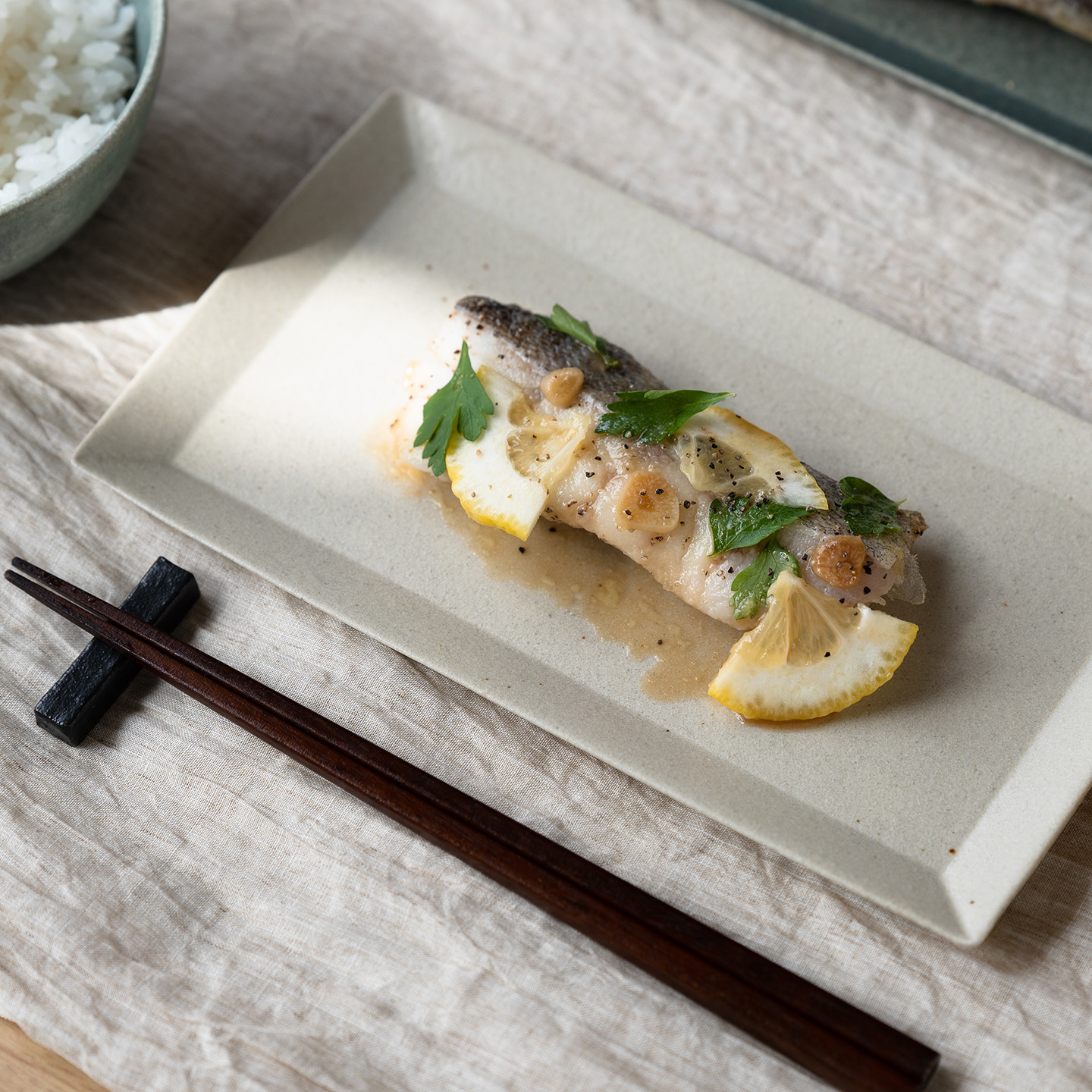 TEIBAN WAREの長皿に魚料理を盛りつけた、信楽焼の和食に合う長皿