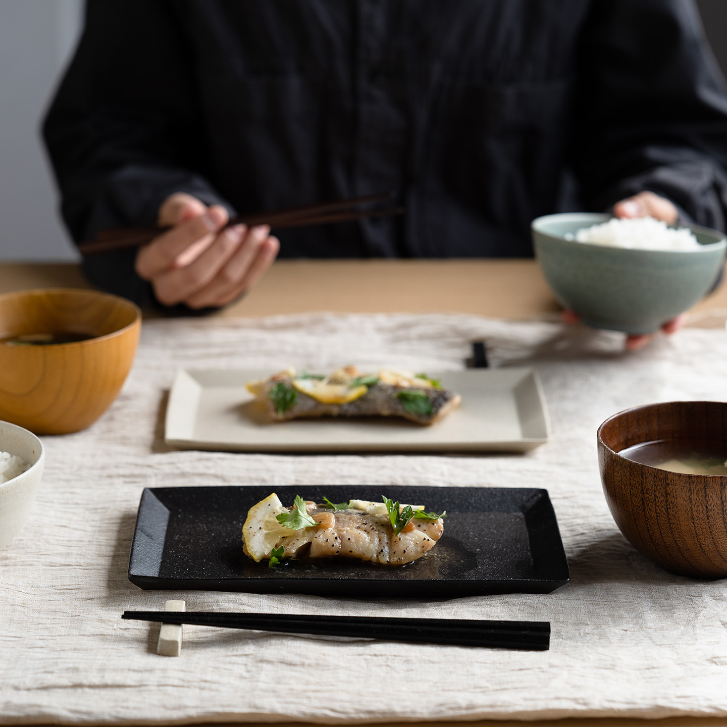 信楽焼の長皿で楽しむ魚料理とごはんの食卓、家で過ごす休日の食事風景