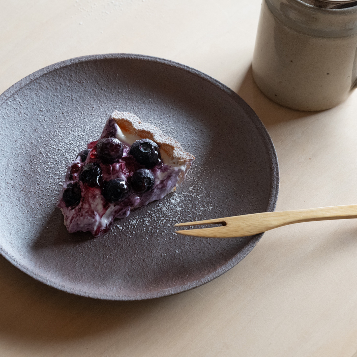 GRAIN WAREのプレートにブルーベリータルトをのせた、信楽焼のおやつ時間のうつわ