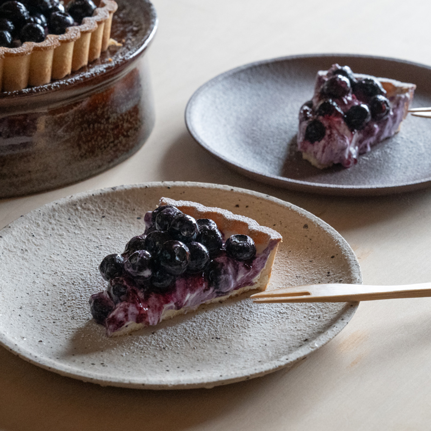 信楽焼のプレートにブルーベリータルトを取り分けた、おうち時間に楽しむスイーツの器