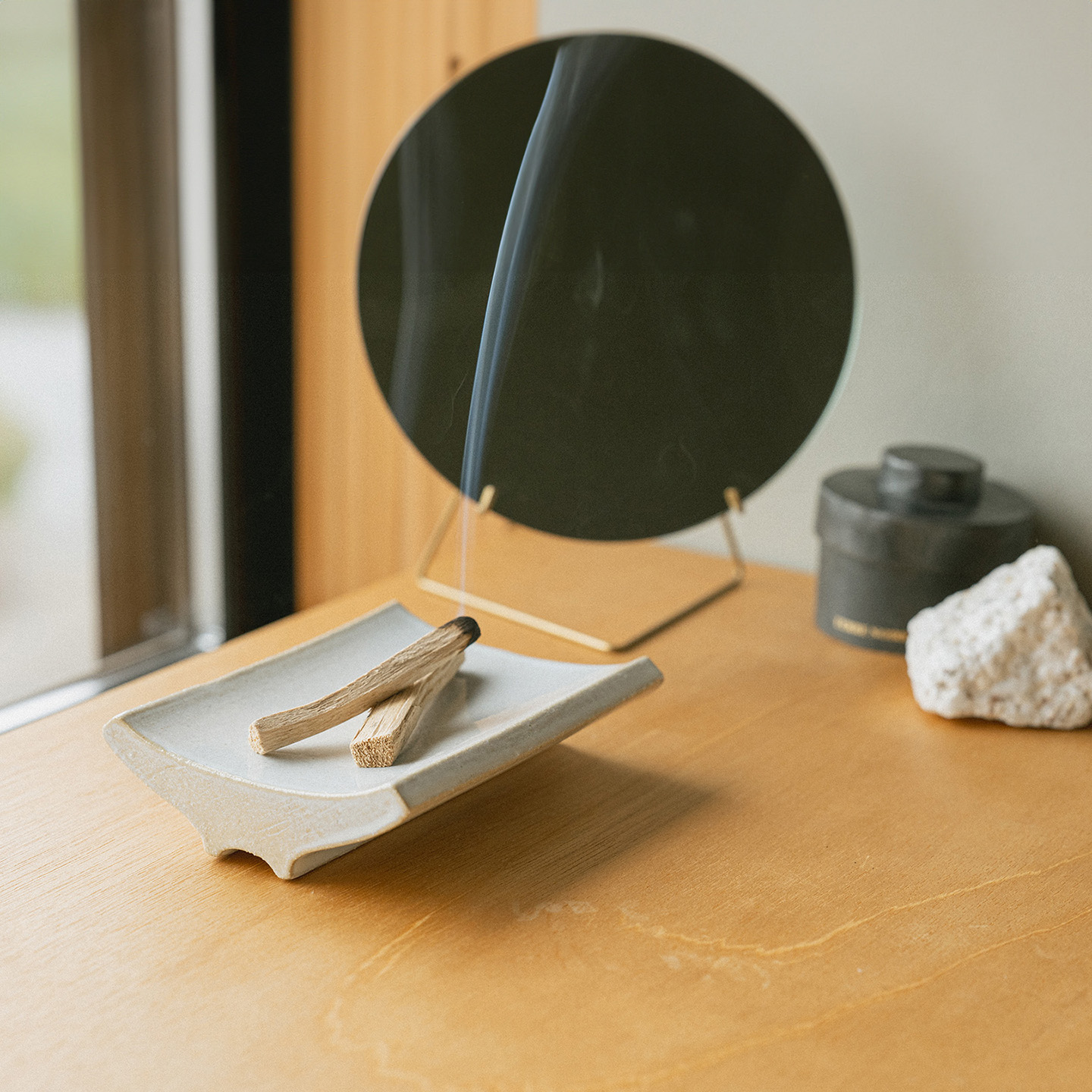 パラサントをのせたアーチトレイと立ちのぼる煙、リラックスタイムに合う信楽焼のトレイ